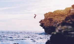 【夢占い】飛び降りる夢の意味は?結果や状況別の夢占い結果7つ