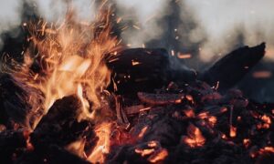 【夢占い】火事の夢は良いこともある?!状況別に解説