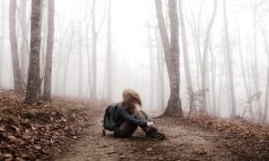 【夢占い】道に迷う夢・迷子になる夢は人生の分岐点の暗示?