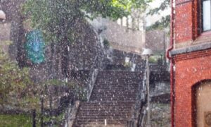 【夢占い】大雨の夢はチャンスや運気上昇の暗示!?状況別の夢占いの意味