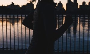 【夢占い】逃げる夢は警告夢!シチュエーション別の逃げる夢の意味