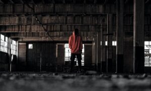 【夢占い】殺される夢は予期せぬ変化の前触れ!パターン別の意味